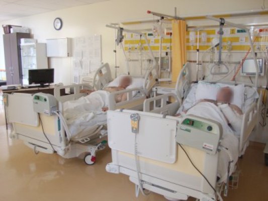 Neatenţia face victime: un şofer a ajuns la spital